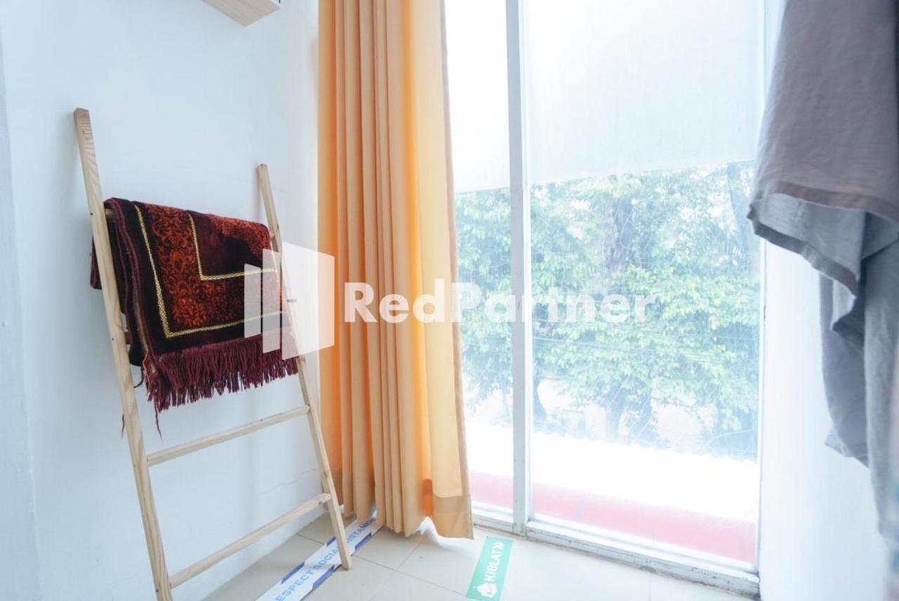 Eascot Hotel Mitra Reddoorz Jakarta Buitenkant foto
