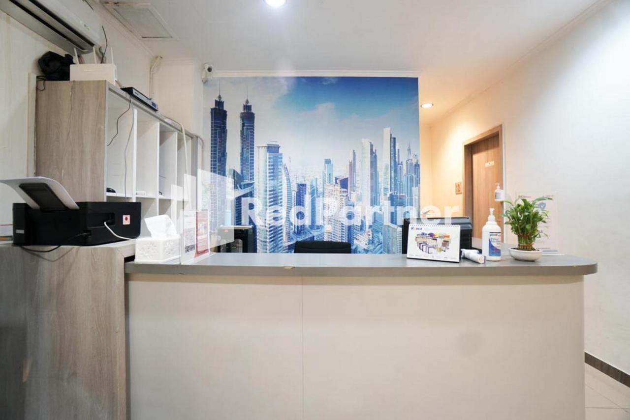 Eascot Hotel Mitra Reddoorz Jakarta Buitenkant foto