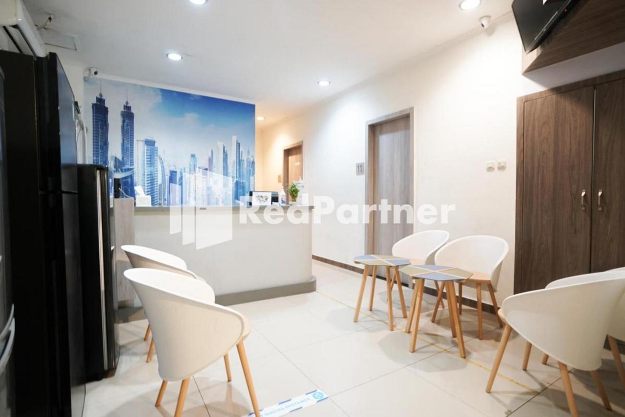 Eascot Hotel Mitra Reddoorz Jakarta Buitenkant foto
