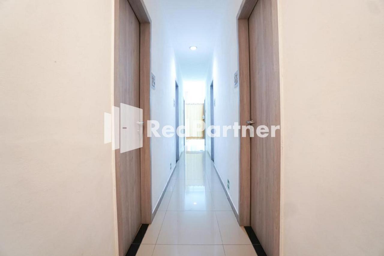 Eascot Hotel Mitra Reddoorz Jakarta Buitenkant foto