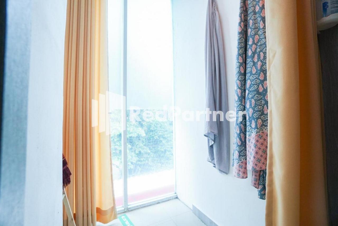 Eascot Hotel Mitra Reddoorz Jakarta Buitenkant foto