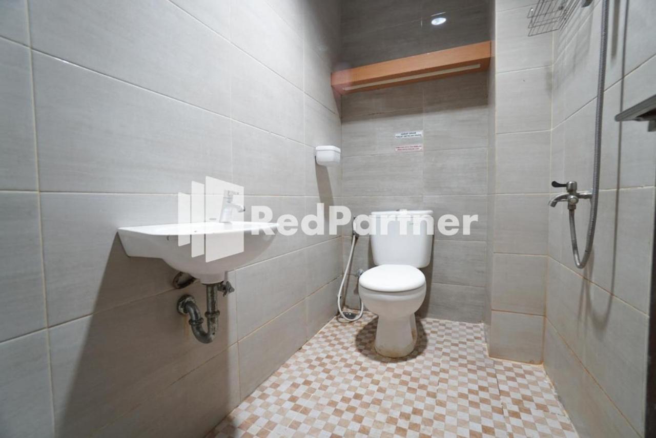 Eascot Hotel Mitra Reddoorz Jakarta Buitenkant foto